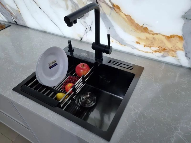 Змішувач чорний для кухні з висувним виливом Nett FBL-34 92 фото